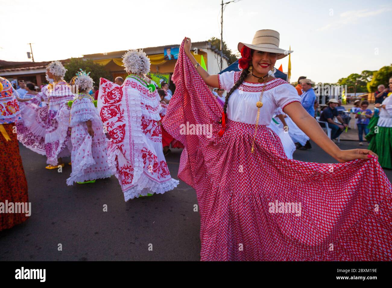 Donna a pollera durante l'evento annuale 'El desfile de las mil polleras' (migliaia di polline) a Las Tablas, provincia di Los Santos, Repubblica di Panama. Foto Stock