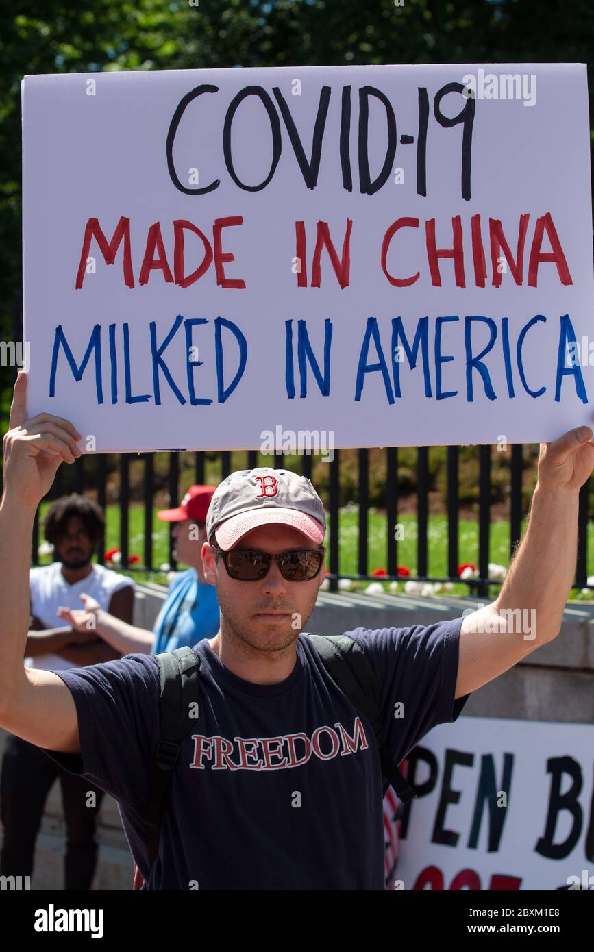 Coronavirus / COVID-19: Meno di 200 dimostranti della Super Happy Fun America (SHFA) hanno tenuto una protesta "riaperta Massachusetts" fuori dalla Massachusetts state House nel centro di Boston, ma, USA 05/30/2020. Foto Stock