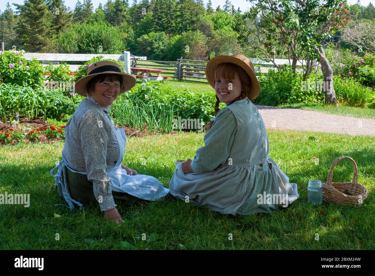 Attori nei personaggi di Anne Shirley (Anna di Green Gables) e Marilla Cuthbert. Green Gables Heritage Place, Cavendish, PEI, Canada Foto Stock