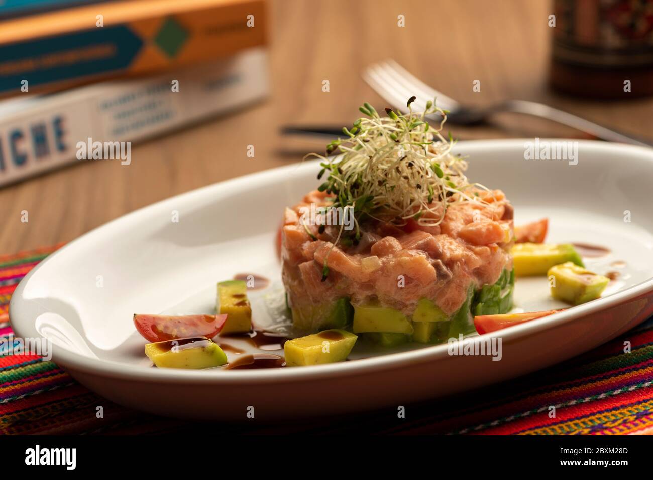 pesce salmone avocado e pomodori bistecca tartar con sfondo sfocato viaggio - perù Foto Stock