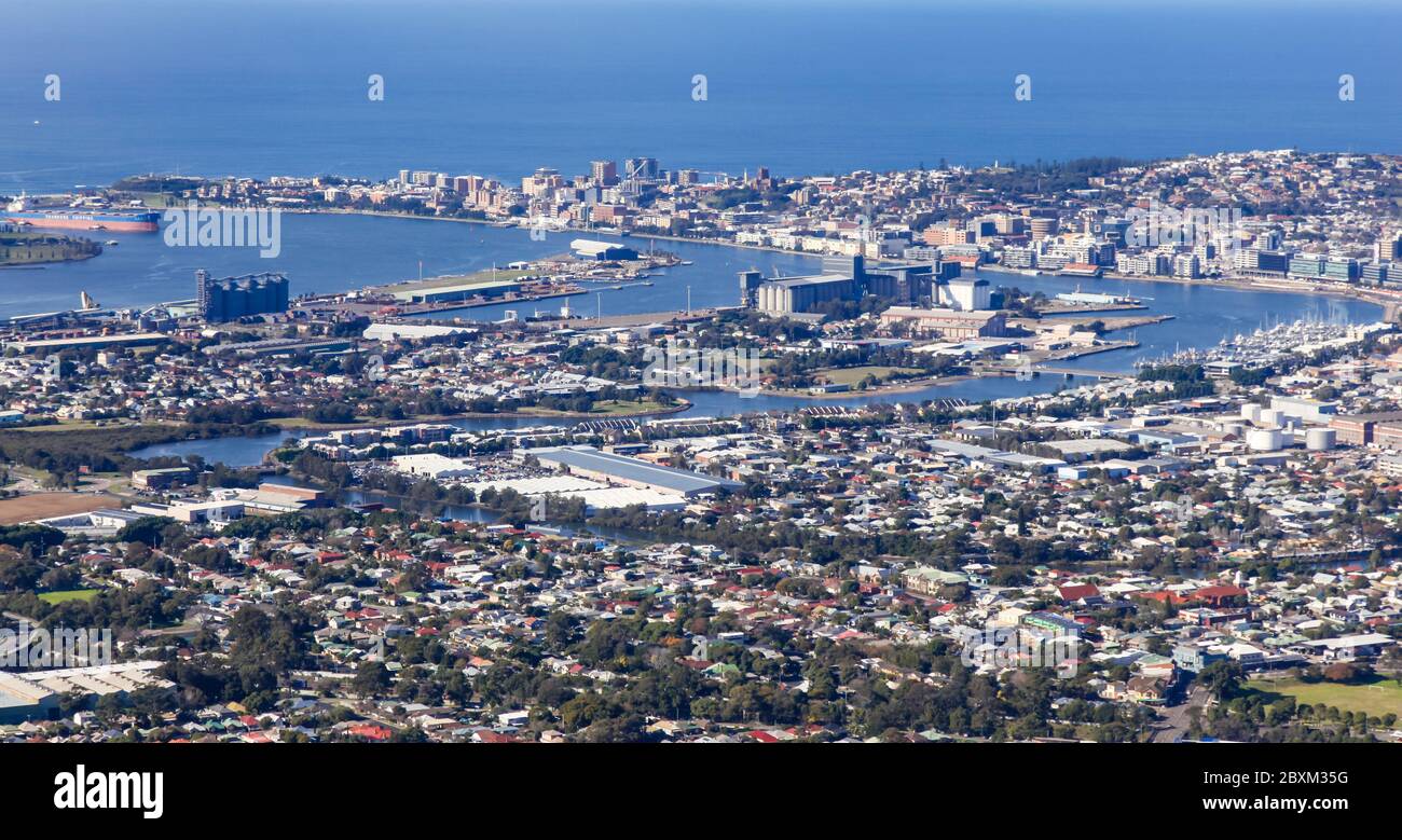 Una vista aerea della citta' di Newcastle che mostra il porto e l'area del fiume e i sobborghi di Carrington. Newcastle, NSW Australia. Foto Stock