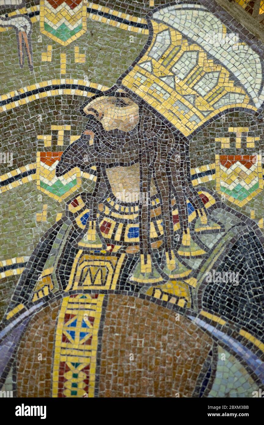 Mosaico di un re medievale di Ungheria. Parete esterna del Padiglione Ungherese nei Giardini di Venezia. Mosaico creato 1909 in pubblico da allora Foto Stock