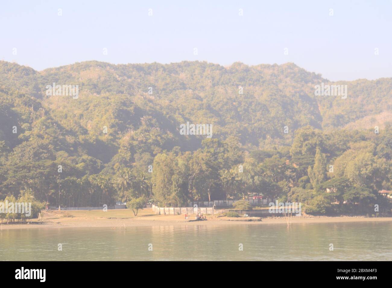 Splendida collina naturale accanto al fiume NaF Foto Stock