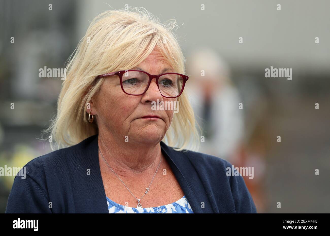 Margaret McQuillan, sorella di Jean Smyth-Campbell, parla ai media del cimitero di Milltown a Belfast in vista di una nuova indagine indipendente sull'assassinio della giovane madre. Foto Stock