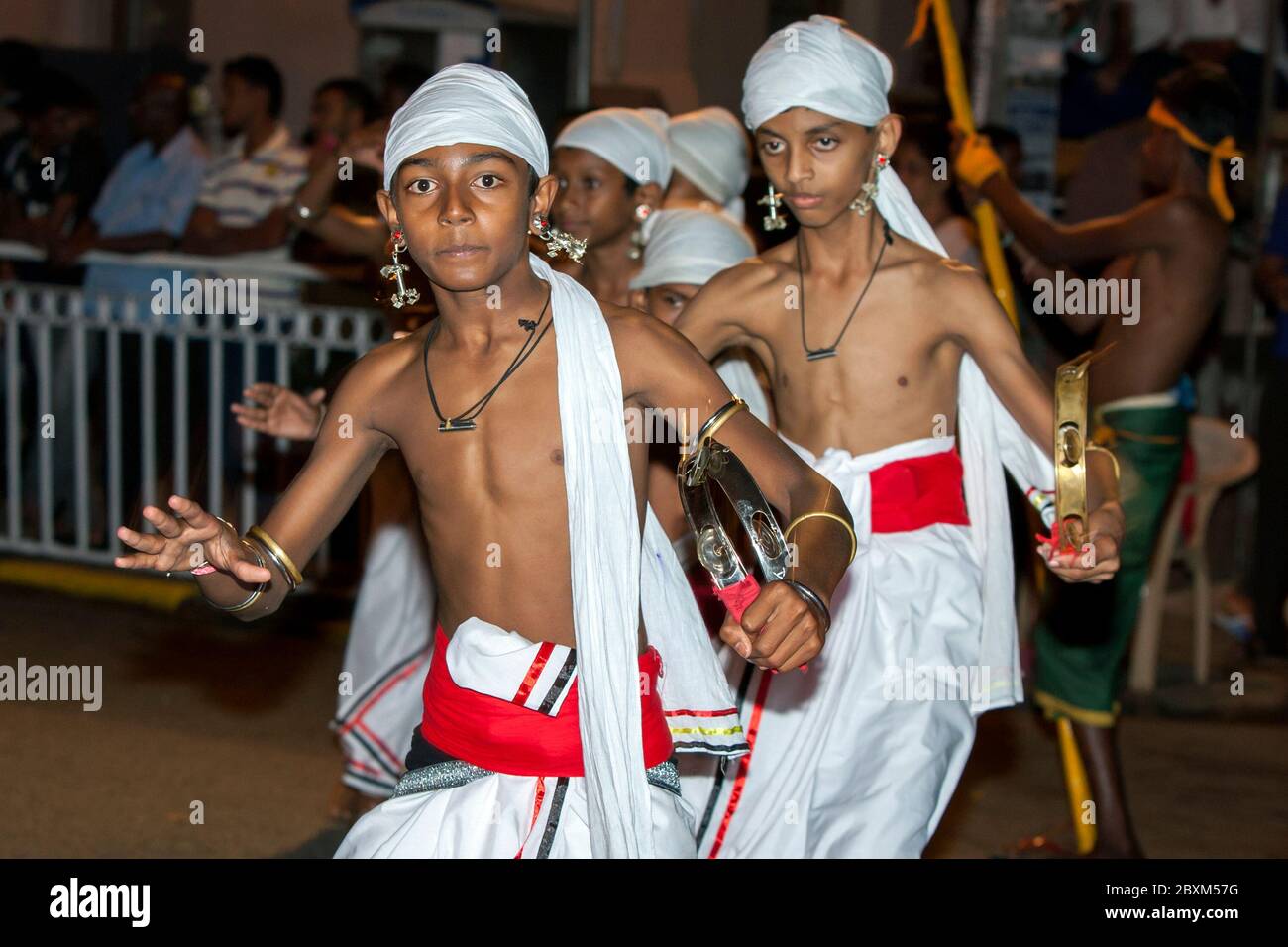 I giocatori tamerini si esibiscono durante l'Esala Perahera a Kandy in Sri Lanka. L'Esala Perahera è tenuta per onorare la reliquia sacra del dente del Buddha. Foto Stock