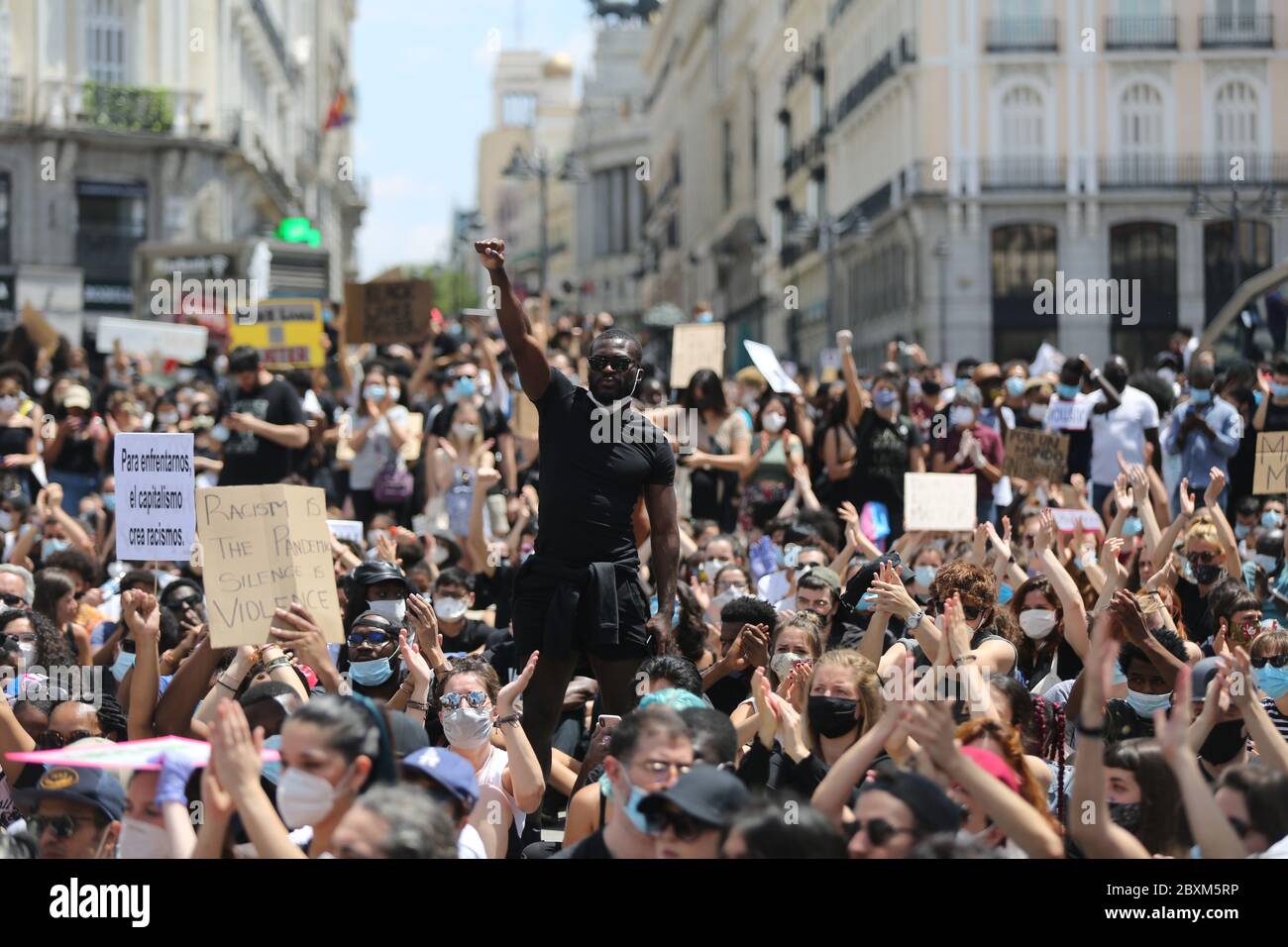 Madrid, Spagna. 06 marzo 2020. I manifestanti partecipano a una marcia di protesta. La gente di tutto il mondo esprime la propria solidarietà dopo la morte violenta di George Floyd afro-americano da parte di un poliziotto bianco, avvenuta il 25 maggio nella città americana di Minneapolis. Credit: Cesar Luis de Luca/dpa/Alamy Live News Foto Stock