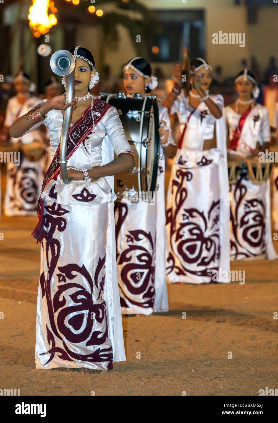 Una band di musicisti femminili si esibiscono durante il Kataragama Festival in Sri Lanka. Il Kataragama Festival è un festival combinato indù e buddista. Foto Stock