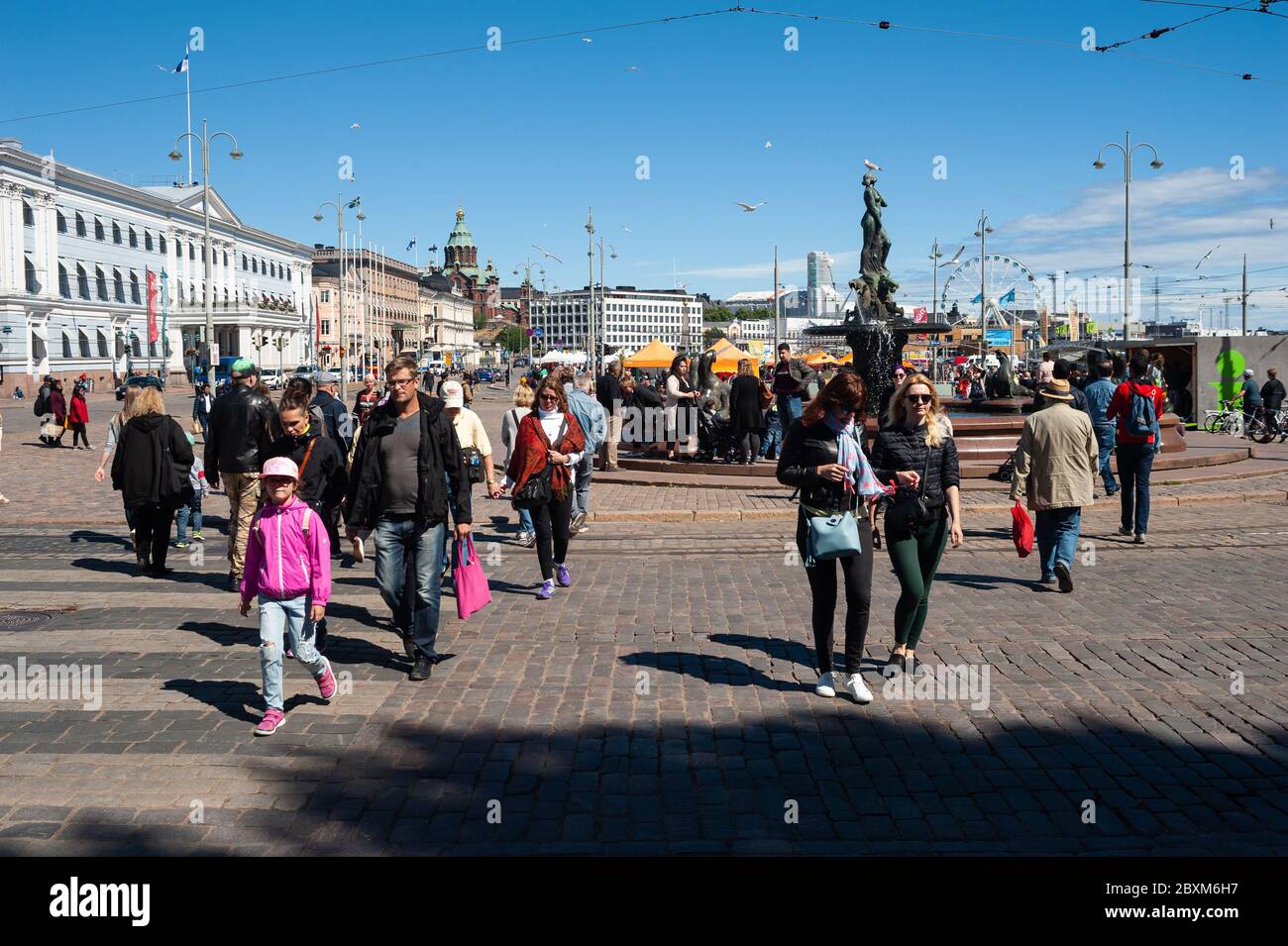 23.06.2018, Helsinki, Finlandia, Europa - una scena di strada con pedoni nel centro della città della capitale finlandese durante la metà dell'estate. Foto Stock