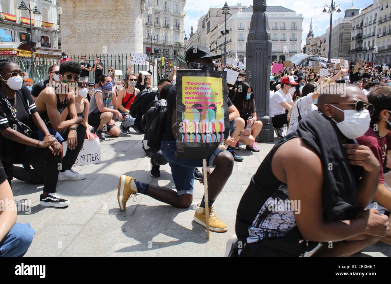 Madrid, Spagna. 06 marzo 2020. I manifestanti partecipano a una marcia di protesta. La gente di tutto il mondo esprime la propria solidarietà dopo la morte violenta di George Floyd afro-americano da parte di un poliziotto bianco, avvenuta il 25 maggio nella città americana di Minneapolis. Credit: Cesar Luis de Luca/dpa/Alamy Live News Foto Stock