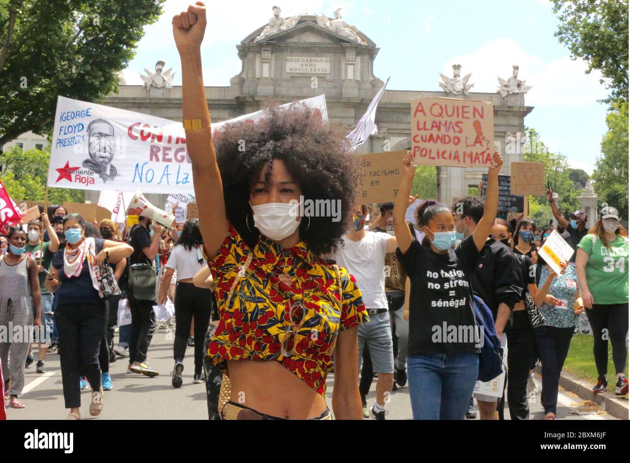 Madrid, Spagna. 06 marzo 2020. I manifestanti partecipano a una marcia di protesta. La gente di tutto il mondo esprime la propria solidarietà dopo la morte violenta di George Floyd afro-americano da parte di un poliziotto bianco, avvenuta il 25 maggio nella città americana di Minneapolis. Credit: Cesar Luis de Luca/dpa/Alamy Live News Foto Stock