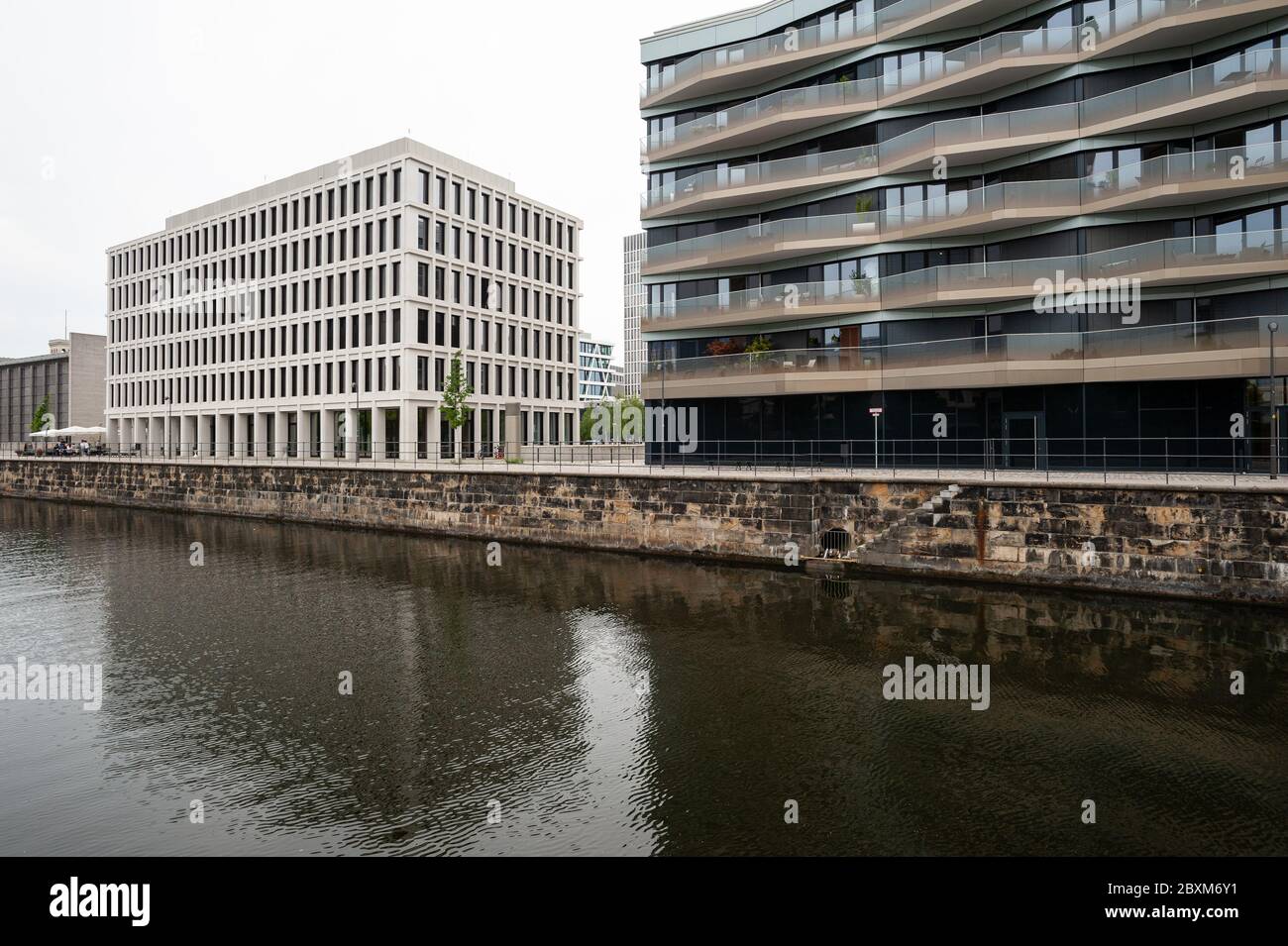 10.06.2019, Berlino, Germania, Europa - nuovo edificio di un moderno complesso di uffici e di un edificio residenziale e commerciale di lusso (KunstCampus). Foto Stock