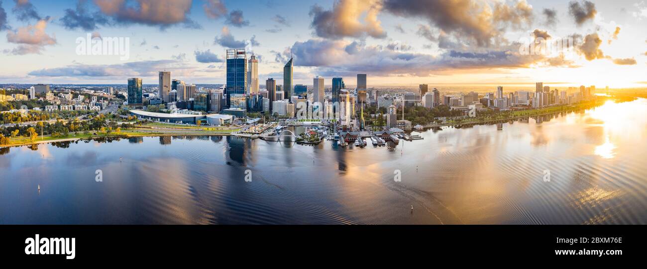 Perth Australia Occidentale 18 Settembre 2019 : veduta aerea panoramica della bella città di Perth all'alba Foto Stock