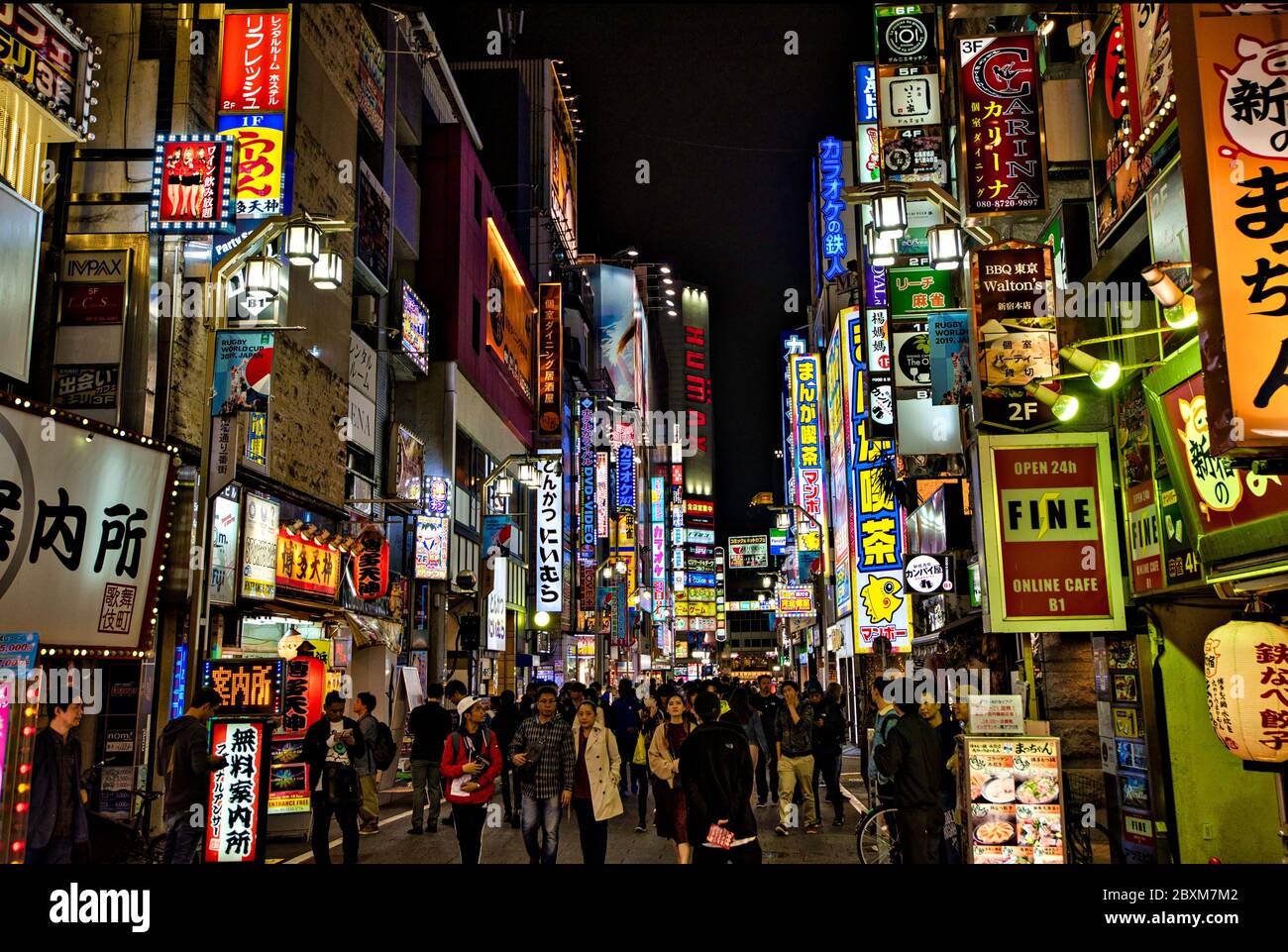 Strada lungo porta Ichiban, Kabukicho, Shinjuku, Tokyo, Giappone Foto Stock