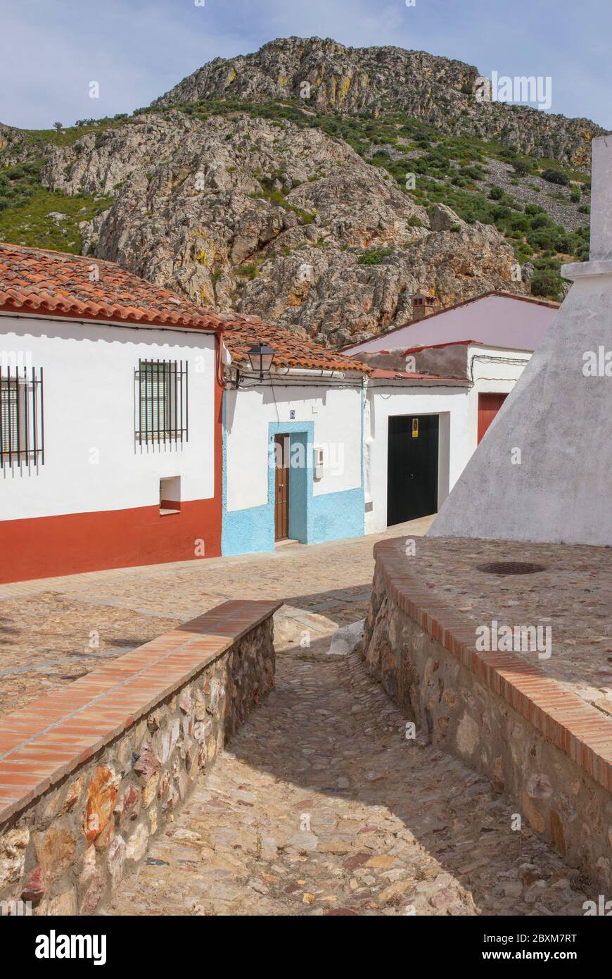 Case bianche di Hornachos con la Sierra Grande in fondo, Spagna. Turismo rurale e di storia in Estremadura Foto Stock