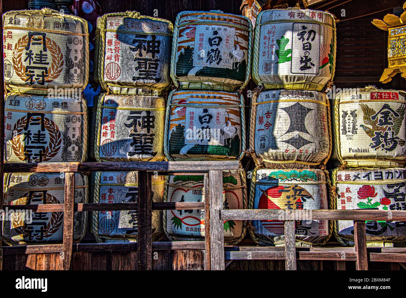 Barili di sake nel santuario di Kitano Tenmangu shinto, Kyoto, Giappone Foto Stock