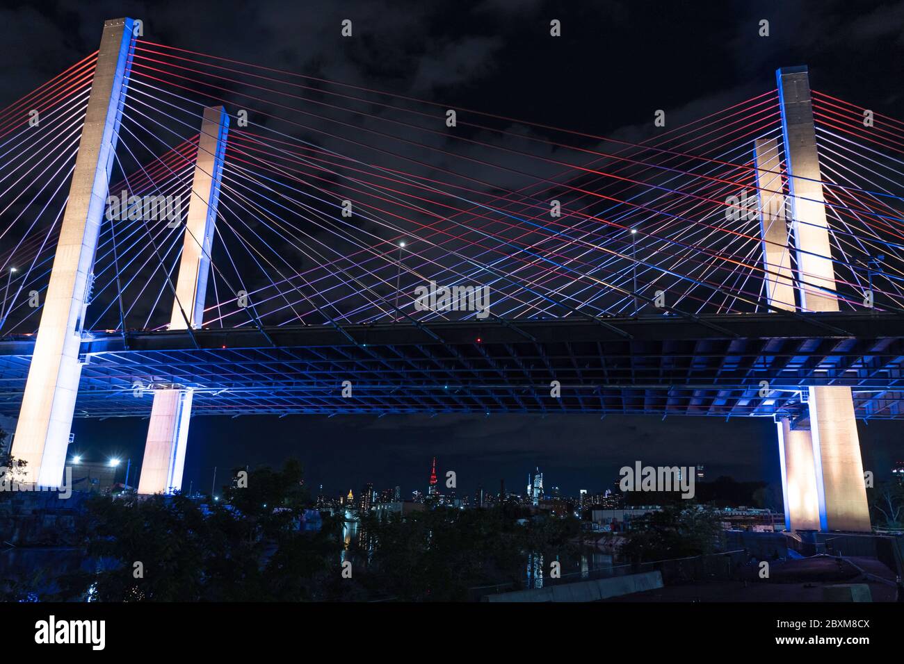 New York, Stati Uniti. 8 giugno 2020. Il ponte Kosciuszko è visto illuminato in blu e oro in onore del lavoro dei newyorkesi per appiattire la curva del virus COVID-19.il governatore Andrew M. Cuomo ha annunciato oggi che i monumenti in tutto lo stato saranno illuminati in blu e oro e proietteranno 'New York Tough' in onore di Il lavoro dei newyorkesi per appiattire la curva del virus COVID-19. Credit: SOPA Images Limited/Alamy Live News Foto Stock