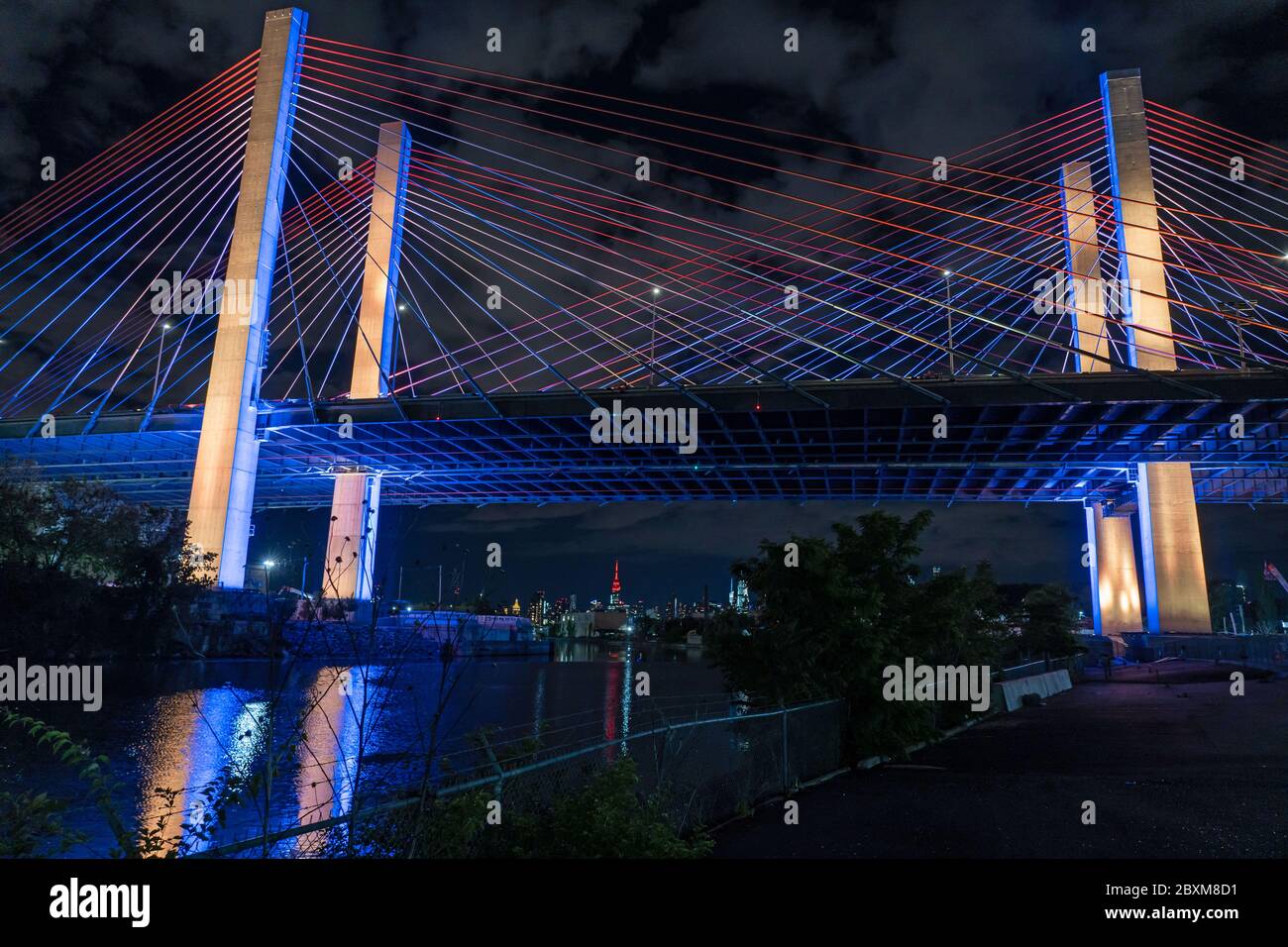 New York, Stati Uniti. 8 giugno 2020. Il ponte Kosciuszko è visto illuminato in blu e oro in onore del lavoro dei newyorkesi per appiattire la curva del virus COVID-19.il governatore Andrew M. Cuomo ha annunciato oggi che i monumenti in tutto lo stato saranno illuminati in blu e oro e proietteranno 'New York Tough' in onore di Il lavoro dei newyorkesi per appiattire la curva del virus COVID-19. Credit: SOPA Images Limited/Alamy Live News Foto Stock