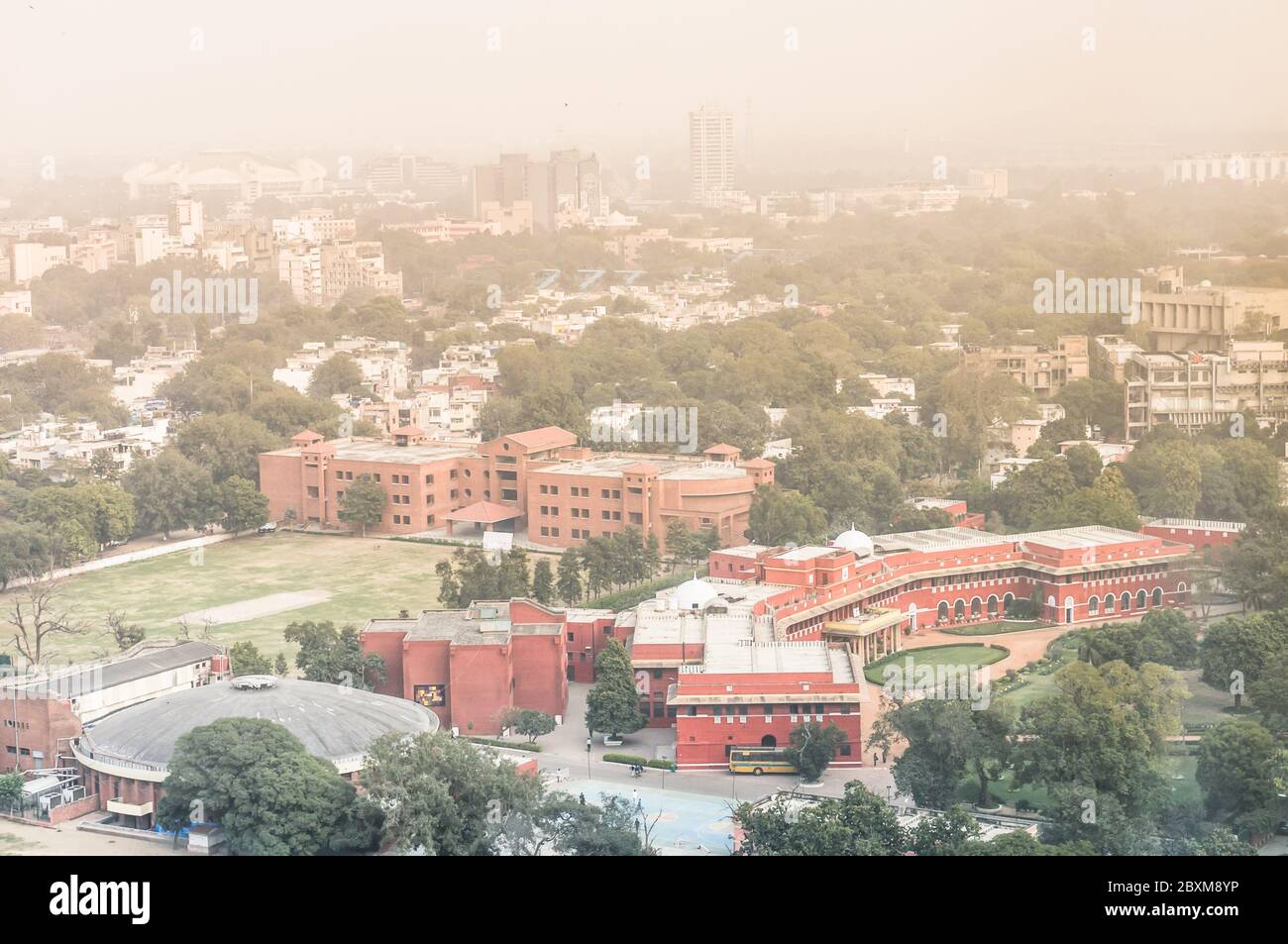 Vista aerea dell'alto inquinamento atmosferico a Delhi, India. Edifici annegati in smog. Foto Stock