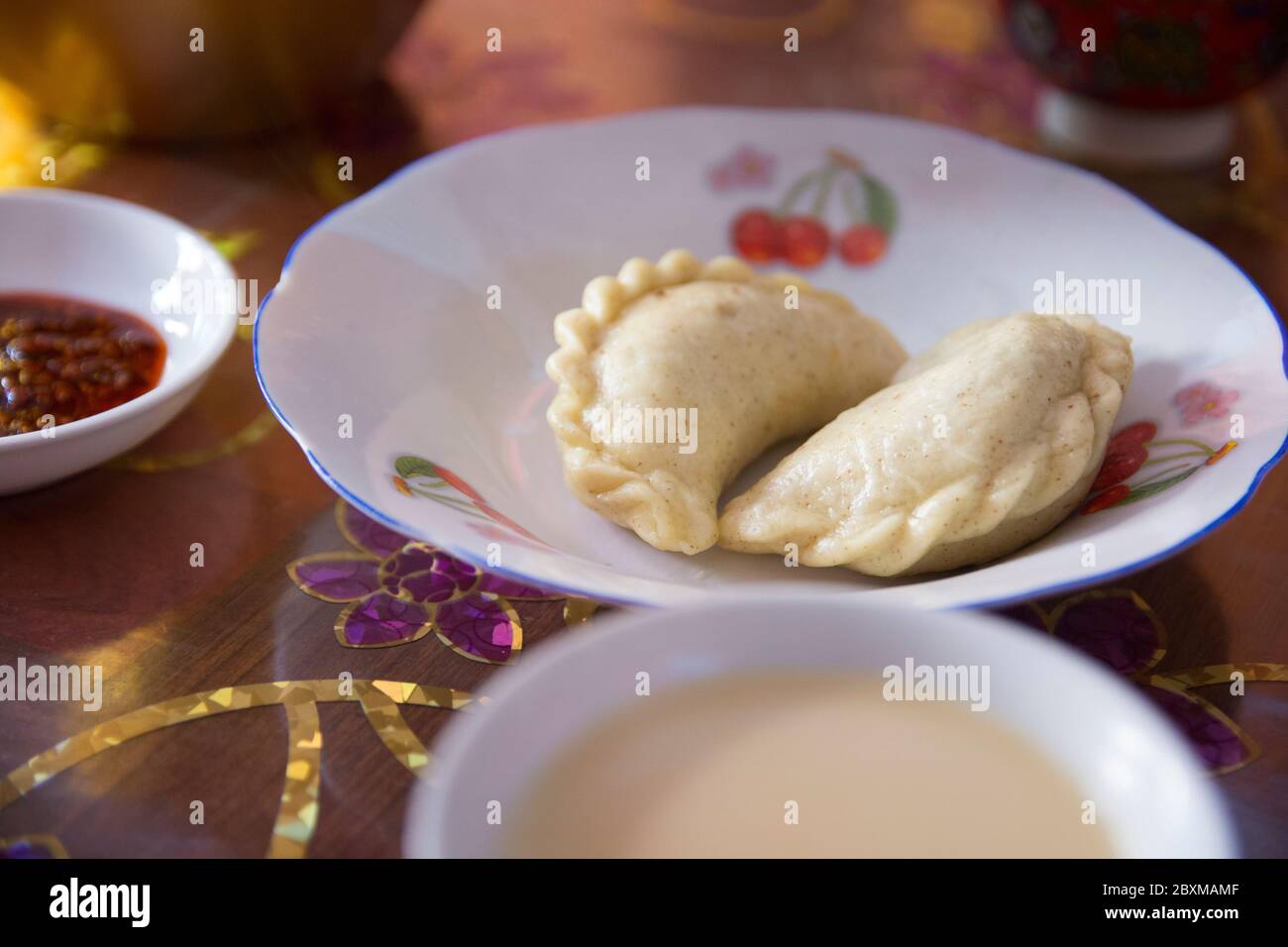Gnocchi tradizionali tibetani 'momo', serviti in un piatto bianco. Foto Stock