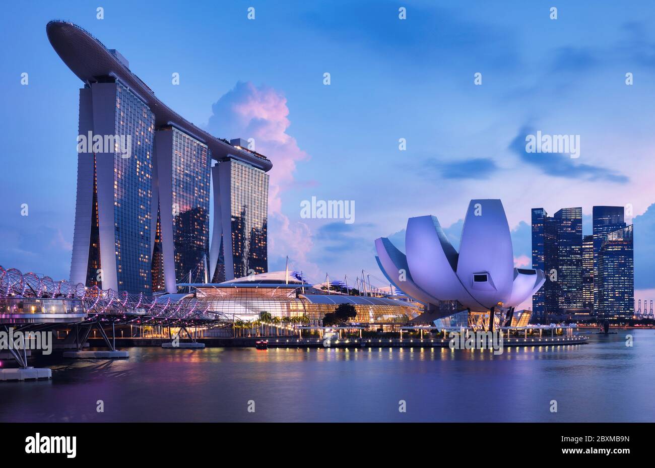 Skyline di Singapore presso la Marina Bay al crepuscolo Foto Stock