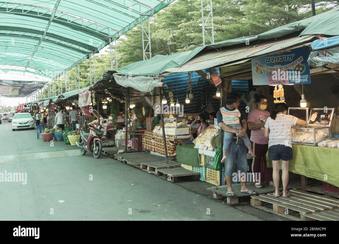 La gente stava facendo le attività dopo aver alleggerito il blocco, Bangkok Thailandia Foto Stock