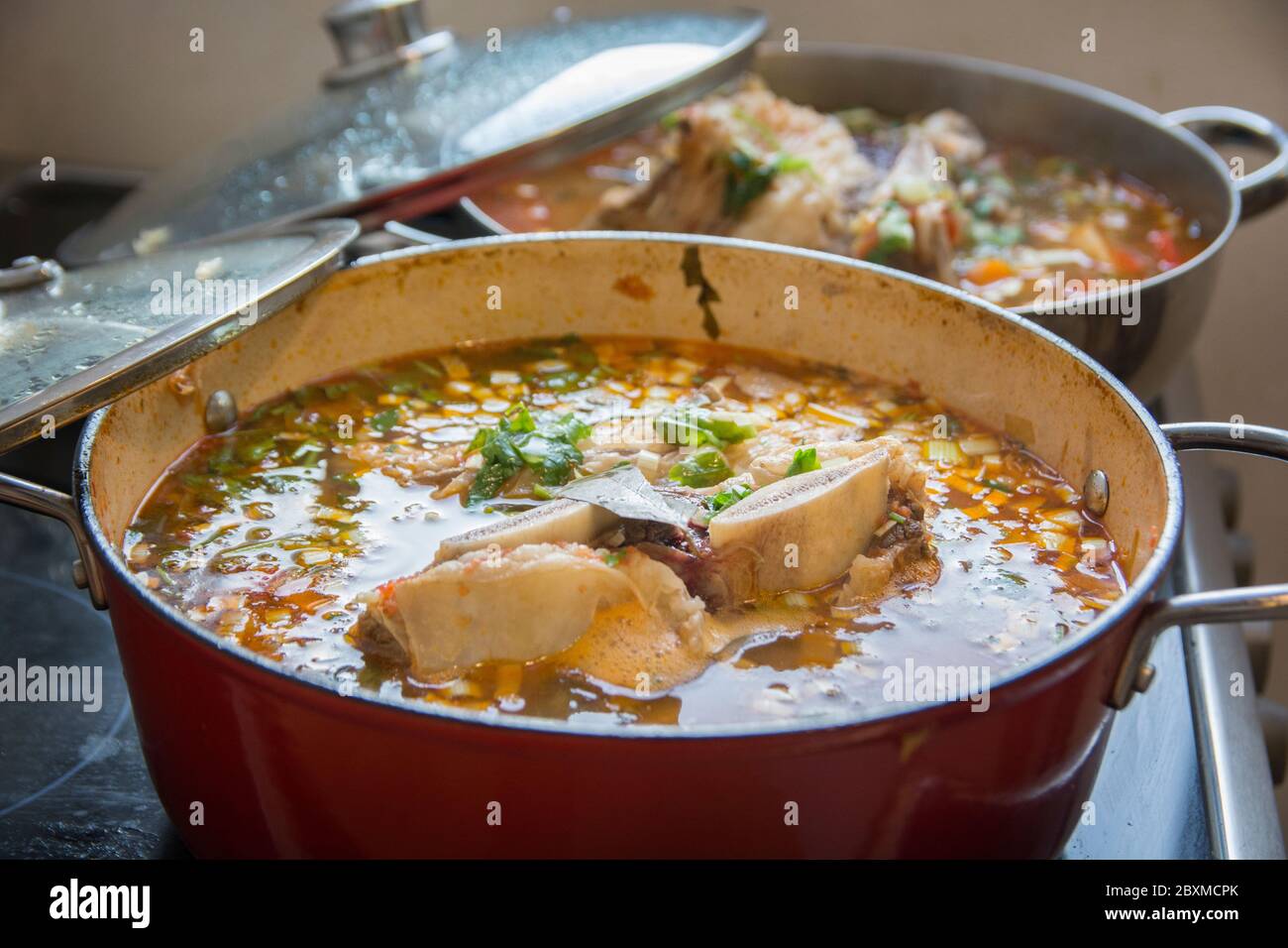 Una tradizionale zuppa di 'goulash' fatta in casa, cucinando in un recipiente bollente, contenente costolette di manzo e verdure Foto Stock