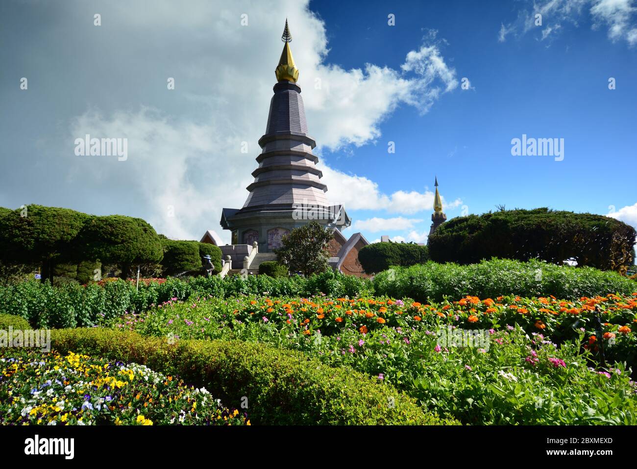 Giardini del complesso del tempio Phra Mahathat Naphamethinidon, Chedi della Regina, Parco Nazionale Doi Inthanon Foto Stock