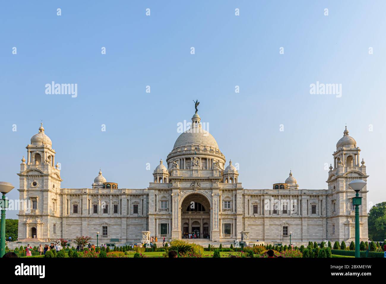 Vista del Victoria Memorial Kolkata con il cielo vibrante di moody sullo sfondo. Victoria Memorial è un monumento e un museo costruito nella memoria della Regina VI Foto Stock