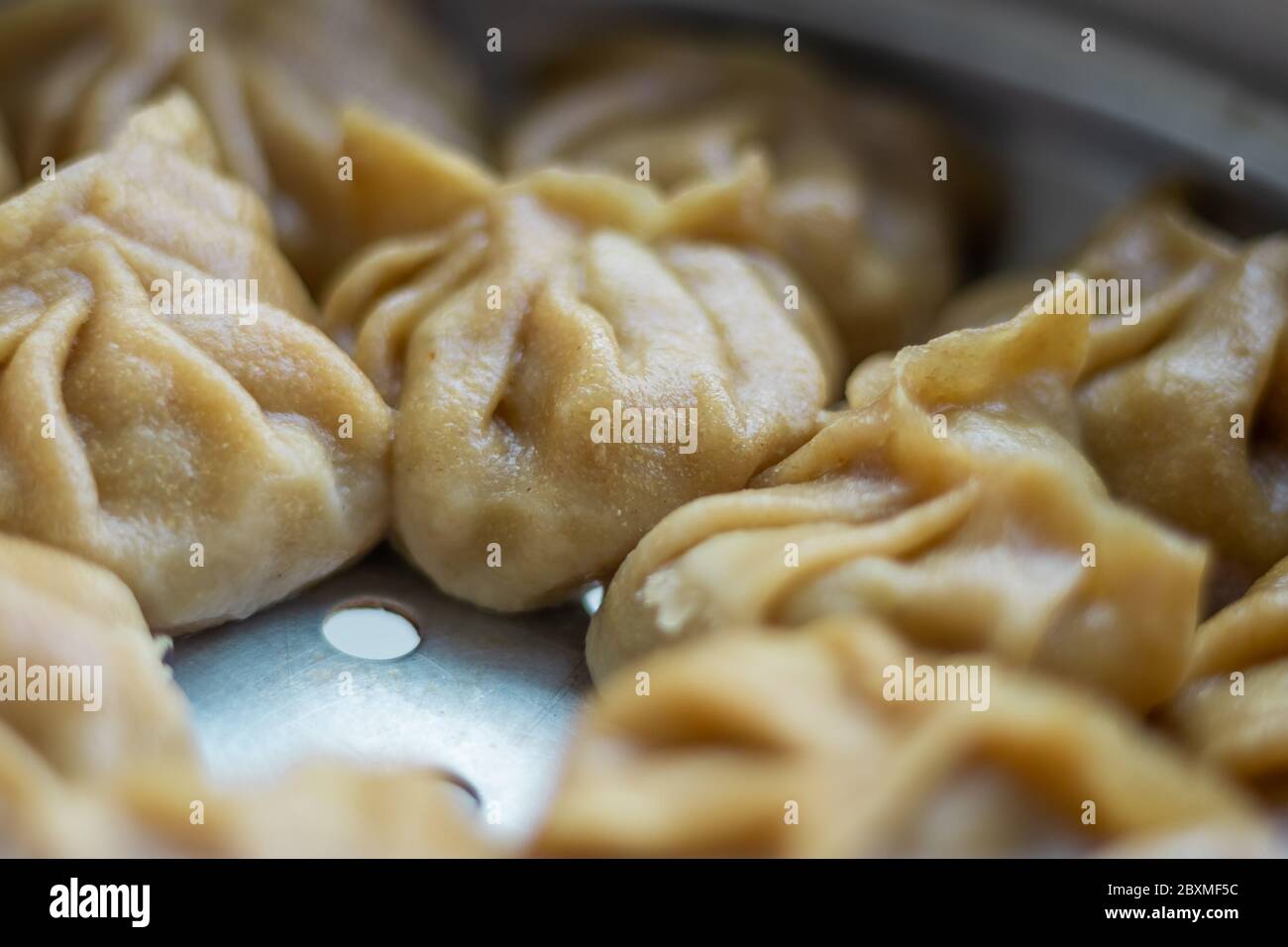 Vista dall'alto dei gnocchi di pollo Momo spuntini Dimsum. Deliziosi piatti fatti in casa. Foto Stock