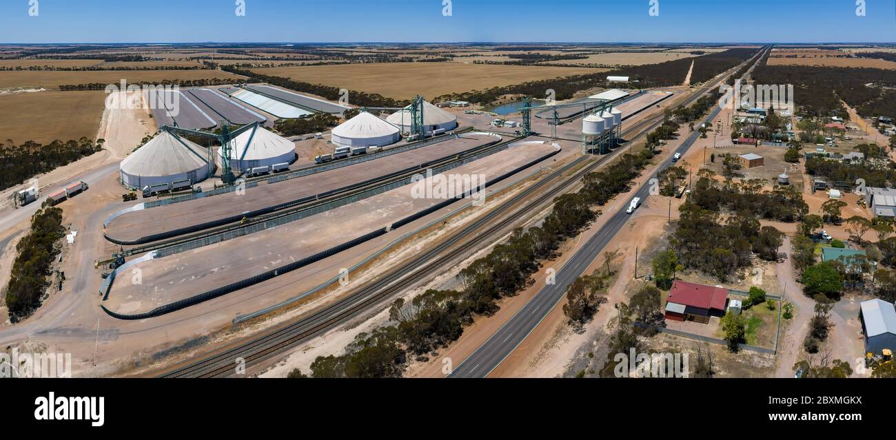 Vista panoramica aerea della piccola città di Grass Patch nell'Australia occidentale con i grandi silos di grano situati vicino alla Coolgardie-Esperance Highway Foto Stock