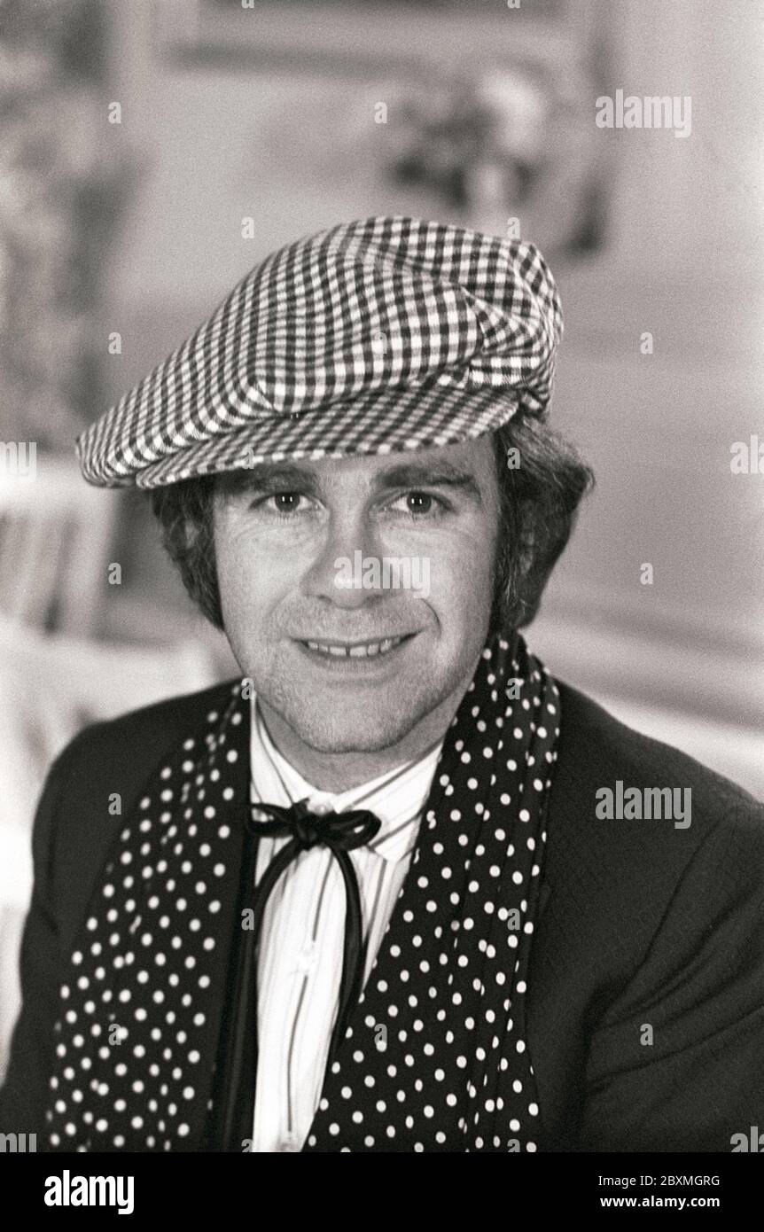 Elton John. Cantante inglese, cantautore nato nel marzo 25 1947. Nella foto, indossa un cappuccio a scacchi e una sciarpa a scacchi corrispondente durante una visita in Svezia 1978 Foto Stock