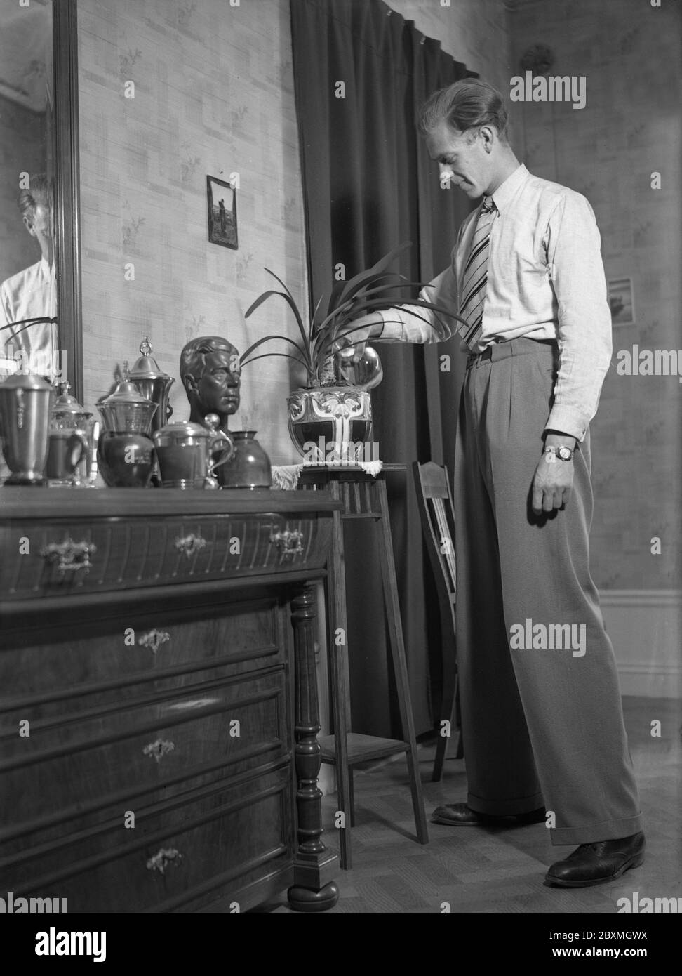 Negli anni '40. Atleta svedese Åke Ödmark a casa innaffiare le sue piante. Svezia Giugno 1940 Kristoffersson rif 149-12,15 Foto Stock