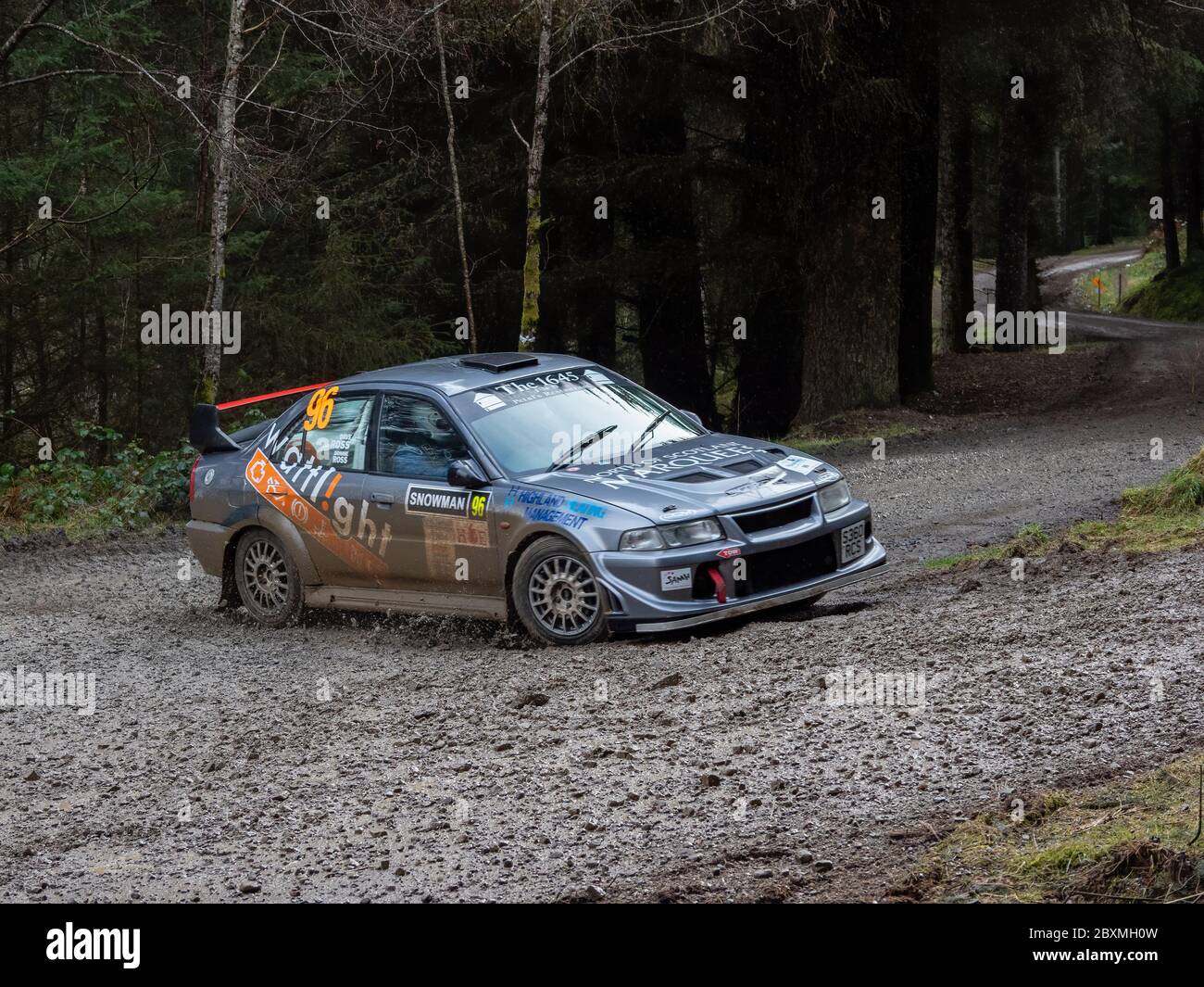 Glen Urquhart, Highland, Scozia, 7 marzo 2020. Auto da rally che partecipa al raduno di pupazzo di neve 2020 del Coogie Urquhart di Highland Car Club. L'evento inizia e termina a Inverness, con le vetture che corrono contro le fasi di clock over set nelle foreste di Inverness-shire e Wester Ross. Viene visualizzata la fase speciale 1 (lettera di carico 1). Foto Stock