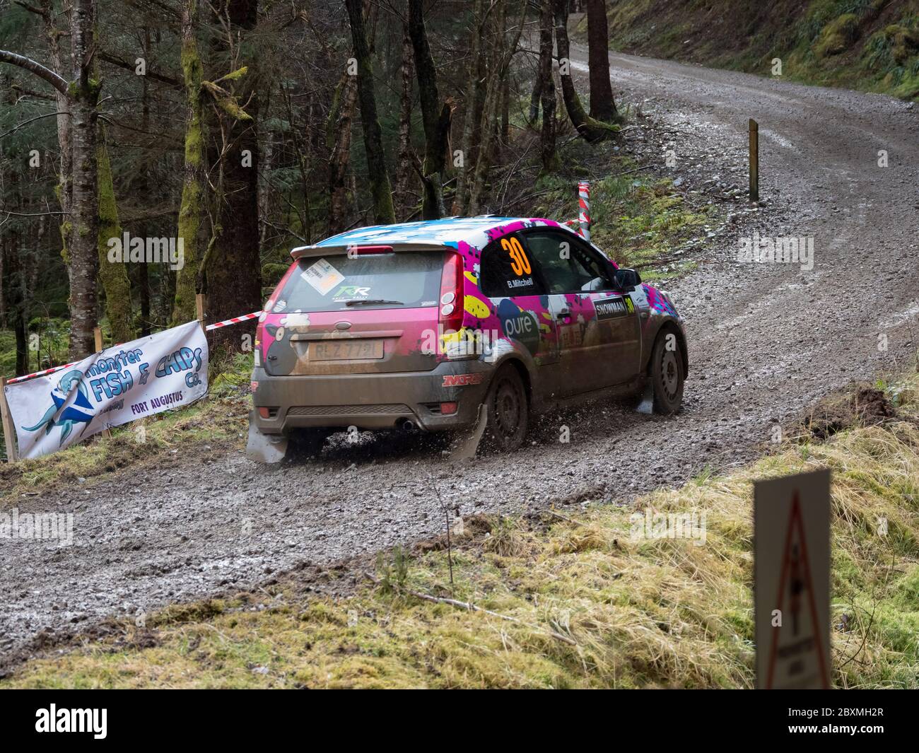 Glen Urquhart, Highland, Scozia, 7 marzo 2020. Auto da rally che partecipa al raduno di pupazzo di neve 2020 del Coogie Urquhart di Highland Car Club. L'evento inizia e termina a Inverness, con le vetture che corrono contro le fasi di clock over set nelle foreste di Inverness-shire e Wester Ross. Viene visualizzata la fase speciale 1 (lettera di carico 1). Foto Stock