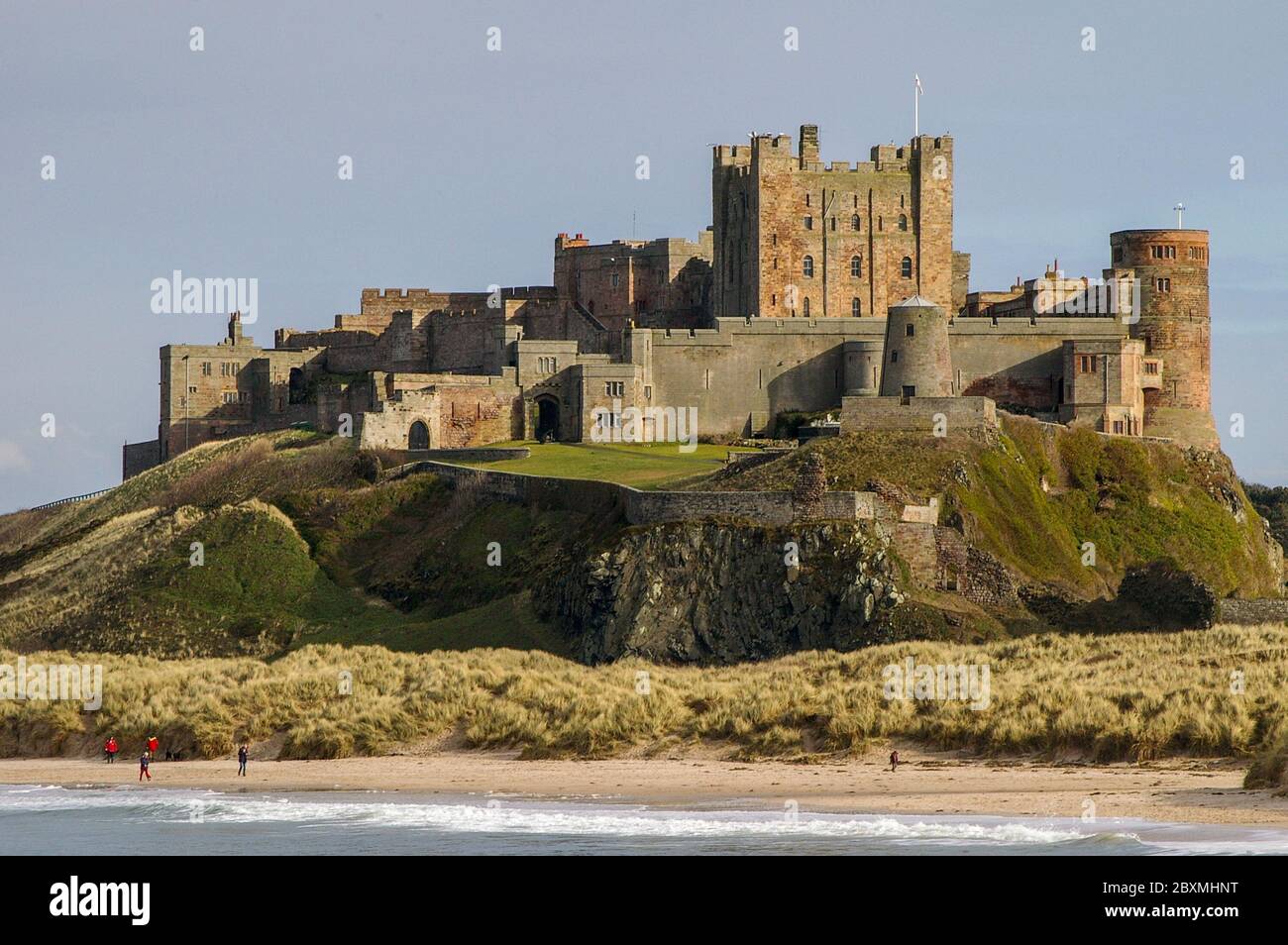 Lo storico Castello di Bambburgh sorge su uno sperone roccioso sulla costa nord-orientale del Northumberland, Inghilterra, Regno Unito Foto Stock