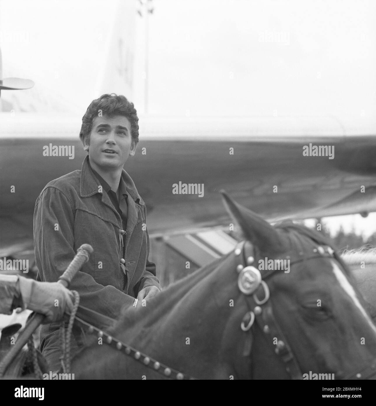 Michael Landon. Attore americano. 1936-1991. Famoso per il suo ruolo nella serie televisiva americana Bonanza dove ha interpretato Little Joe. Foto durante la visita della Svezia 1962 e arrivo all'aeroporto di Arlanda a Stoccolma. Un cavallo era pronto per lui a cavalcare una volta fuori dall'aereo. Foto Stock