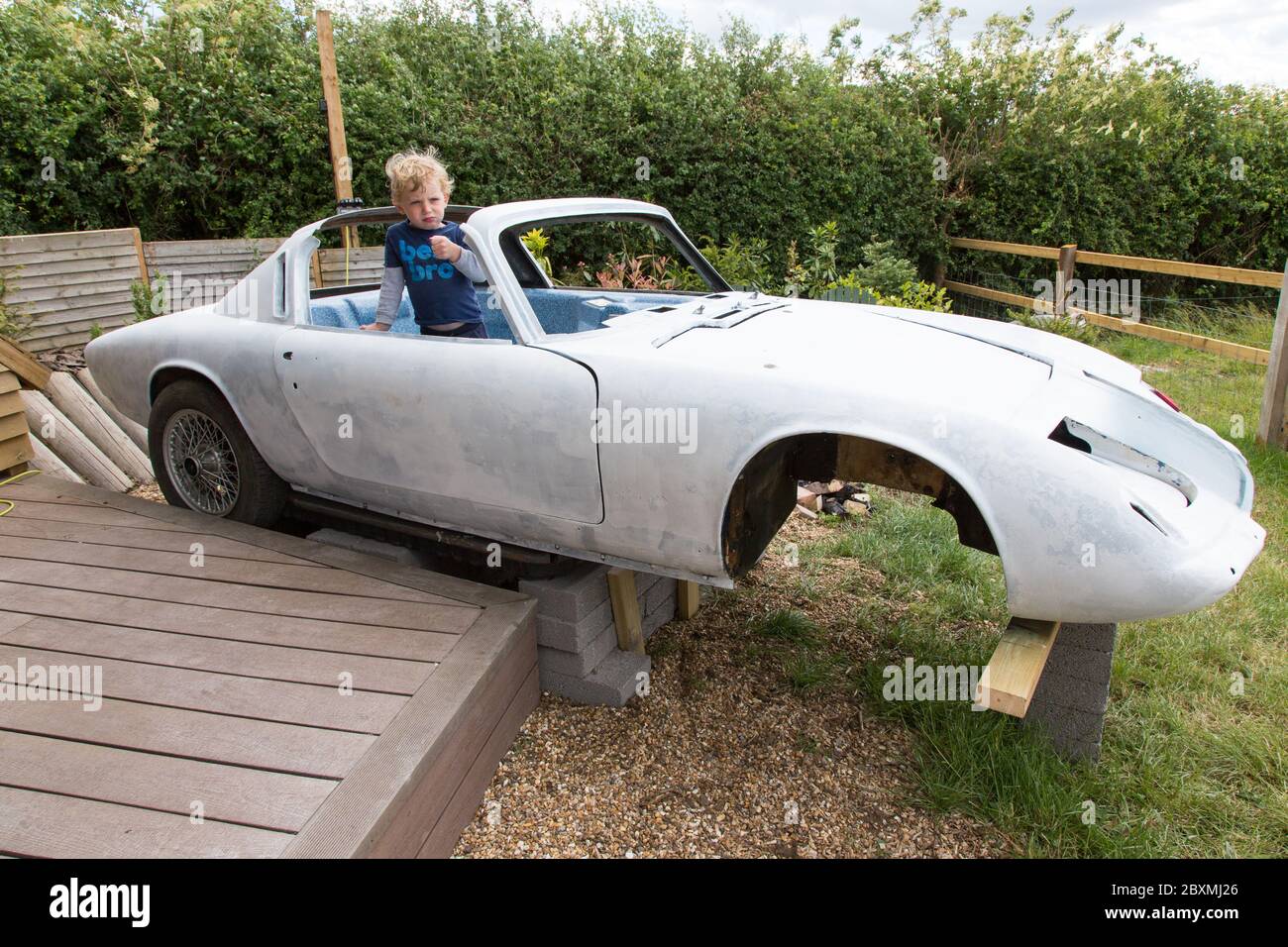 Lotus Elan +2 auto classica in fase di conversione in una vasca idromassaggio personalizzata, Medstead, Alton, Hampshire Inghilterra, Regno Unito. Foto Stock