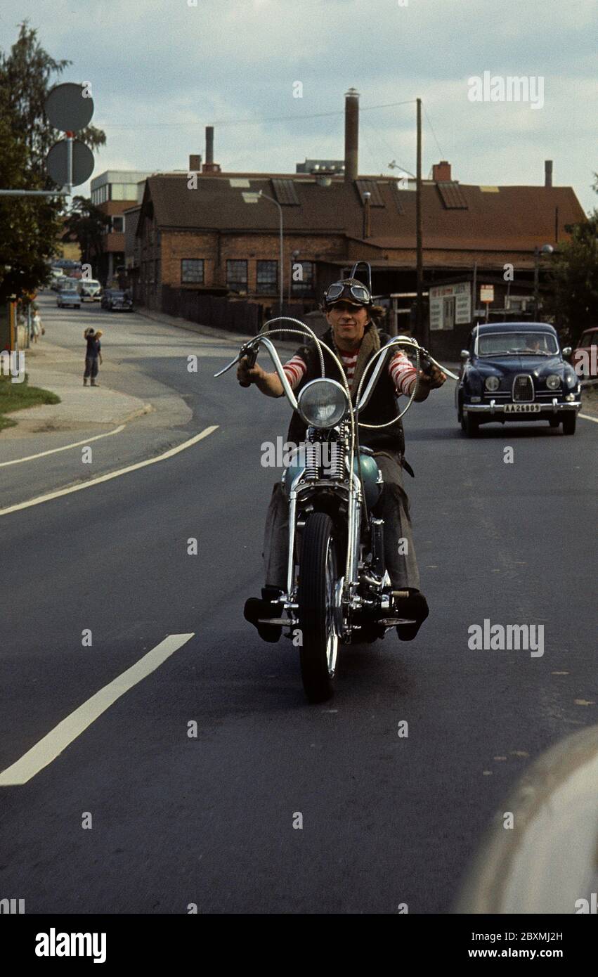 Negli anni '60. Un giovane sulla sua moto Harley Davidson. La legge di indossare un casco di sicurezza non è ancora in vigore e in questo momento era popolare indossare cappelli in pelle. Svezia 1968 CV29 Foto Stock