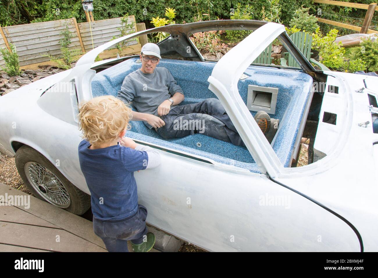 Lotus Elan +2 auto classica in fase di conversione in una vasca idromassaggio personalizzata, Medstead, Alton, Hampshire Inghilterra, Regno Unito. Foto Stock