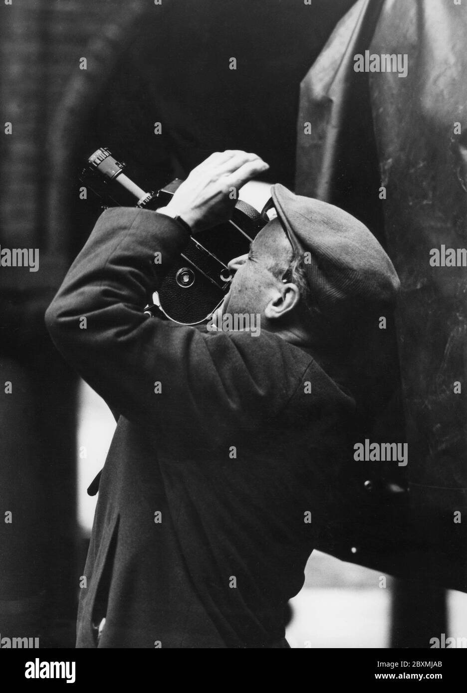 Riprese negli anni '60. La celebrazione di Gustaf VI Adolf del re svedese e di lui che ha 80 anni sta continuando. Durante l'evento, ha ritratto un cameraman con la sua fotocamera. La telecamera ha prodotto una pellicola analogica ed è stata mostrata su un proiettore di pellicola. Svezia 1962 Foto Stock