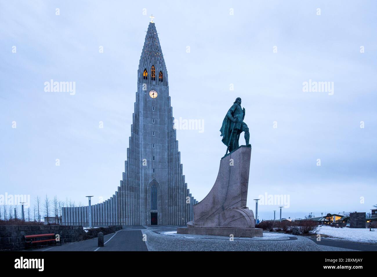 Monumento Leif Erikson di fronte alla chiesa di Reykjavik, Islanda Foto Stock