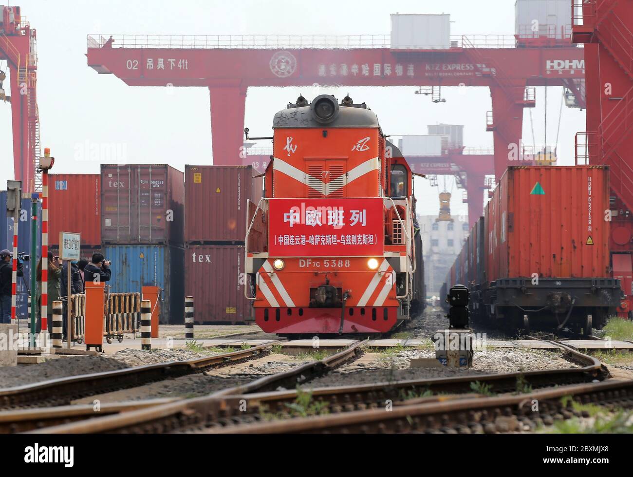 (200608) -- PECHINO, 8 giugno 2020 (Xinhua) -- UN treno merci Cina-Europa caricato con forniture mediche esce da un terminale logistico Cina-Kazakistan a Lianyungang, provincia di Jiangsu, nella Cina orientale, il 14 aprile 2020. Avviato nel 2011, il servizio di trasporto ferroviario Cina-Europa è considerato una parte significativa dell'iniziativa Belt and Road per incentivare gli scambi commerciali tra la Cina e i paesi partecipanti al programma. In mezzo alla pandemia del coronavirus, il servizio è rimasto un canale di trasporto affidabile in quanto il trasporto aereo, marittimo e stradale sono stati gravemente colpiti. I treni merci hanno anche b Foto Stock