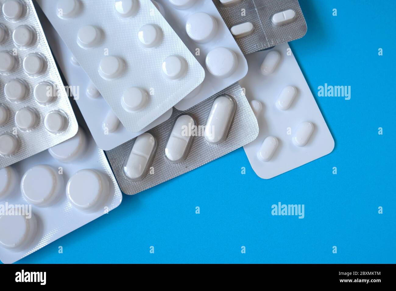 Imballaggio delle pillole. Pillole set su un sfondo blu brillante.Salute e medicina concetto.farmaco medicale.freddo e flu.trattamento e prevenzione di malattie virali Foto Stock