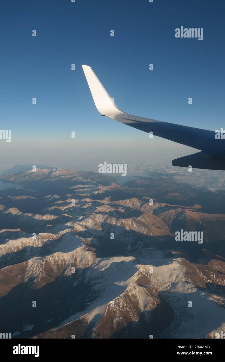 Panorama aereo vista montagna dalla finestra aereo Foto Stock