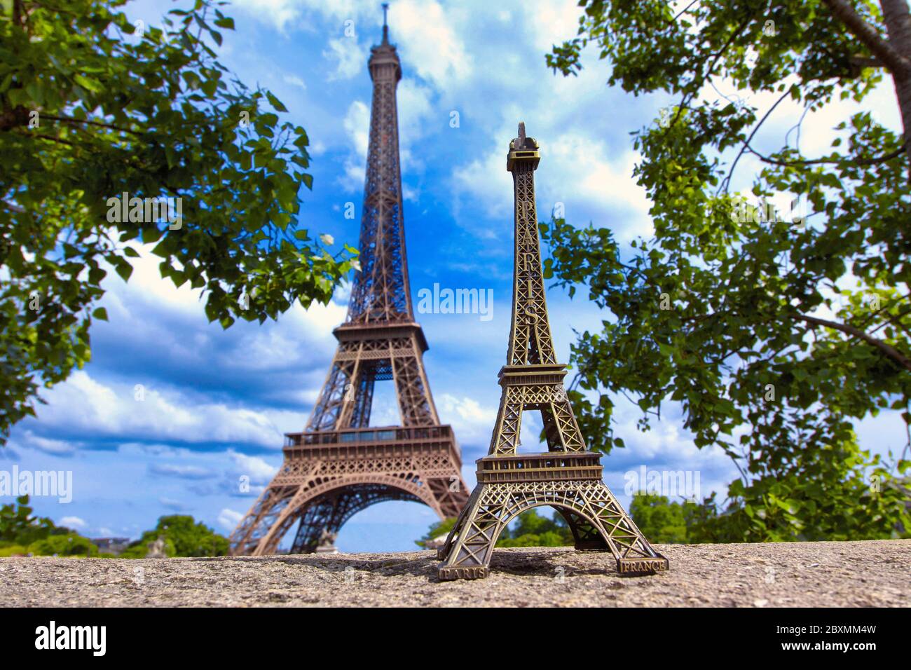 Torre Eiffel in miniatura di fronte alla Torre Eiffel. Parigi. Ile de France Foto Stock