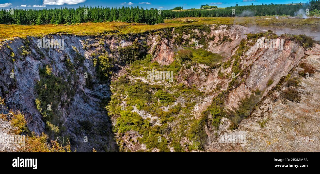 Cratere vulcanico presso Craters of the Moon Thermal Area, Waikato Region, North Island, New Zealand Foto Stock
