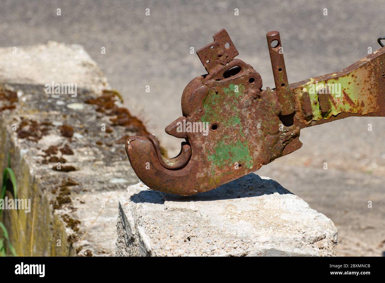 Primo piano di un vecchio e arrugginito gancio di arresto del trattore Foto Stock