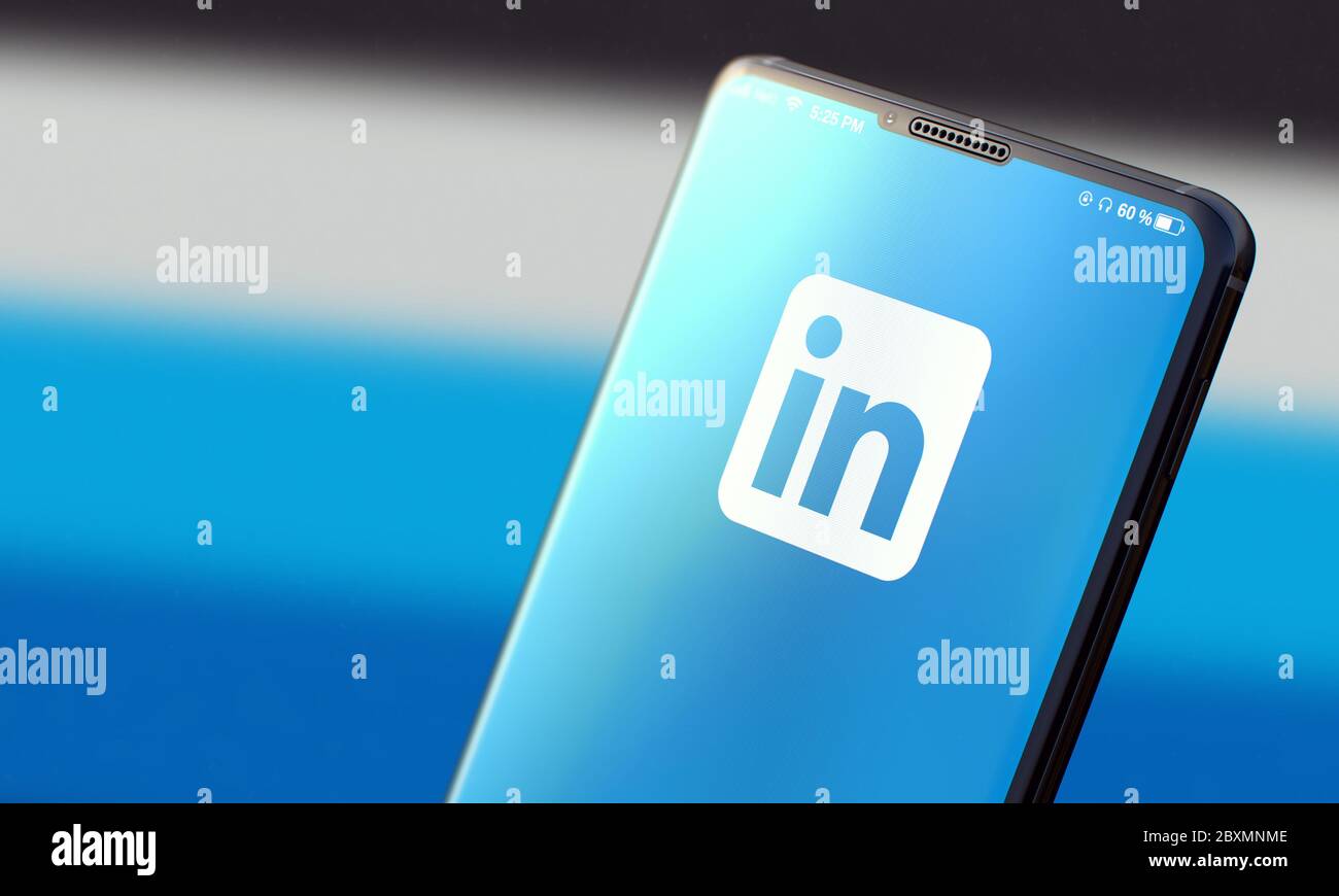 KIEV, UCRAINA-GIUGNO 2020: LINKEDIN. Studio di Smart Phone con l'applicazione LinkedIn Mobile su sfondo sfocato. Foto Stock