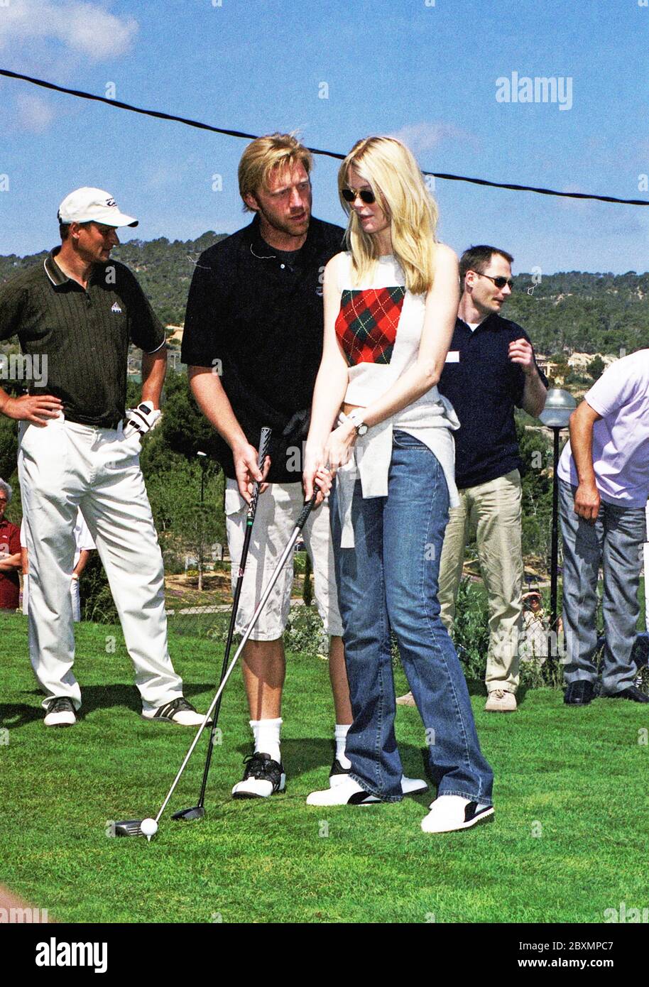 Becker Hilft modello Claudia Schiffer beim Abschlag bei seiner Golf Trophy 2001 im Dorint Royal Golfresort & Spa Camp de Mar auf Mallorca, Spanien 2001. Foto Stock