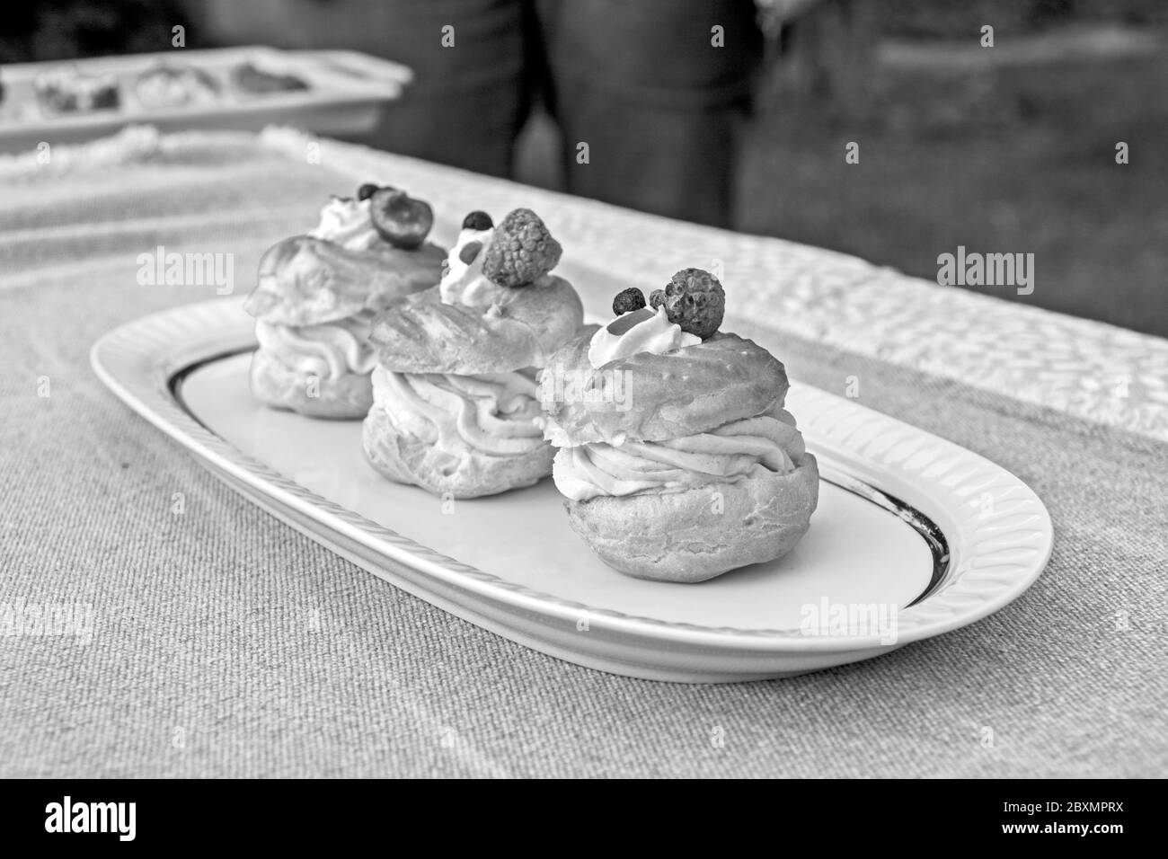 Tre ciambelle principesse su un piatto con decorazioni a base di frutta dolce. Foto Stock